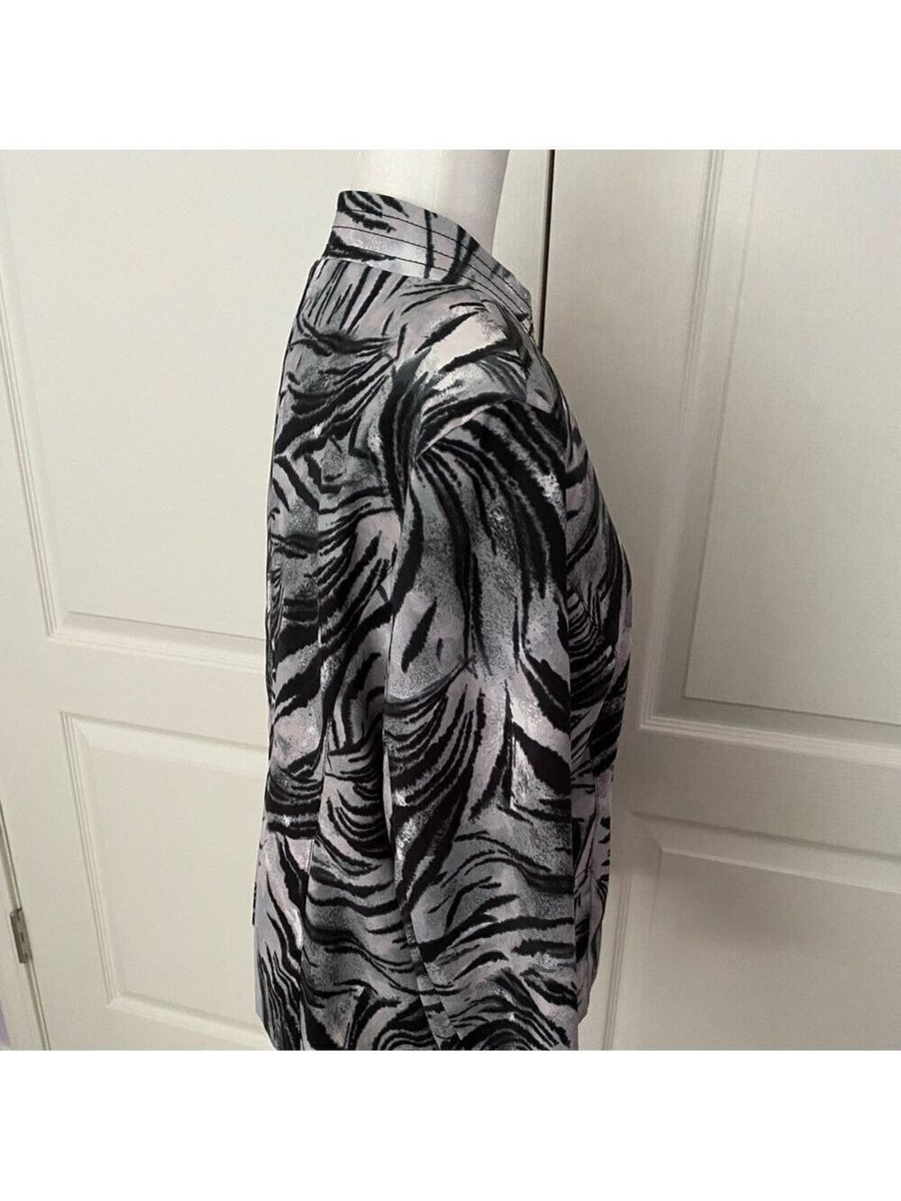 Molly & Maxx Zebra Print Zip Jacket L Petite – Bold Monochrome Statement Piece - Picture 7 of 9
